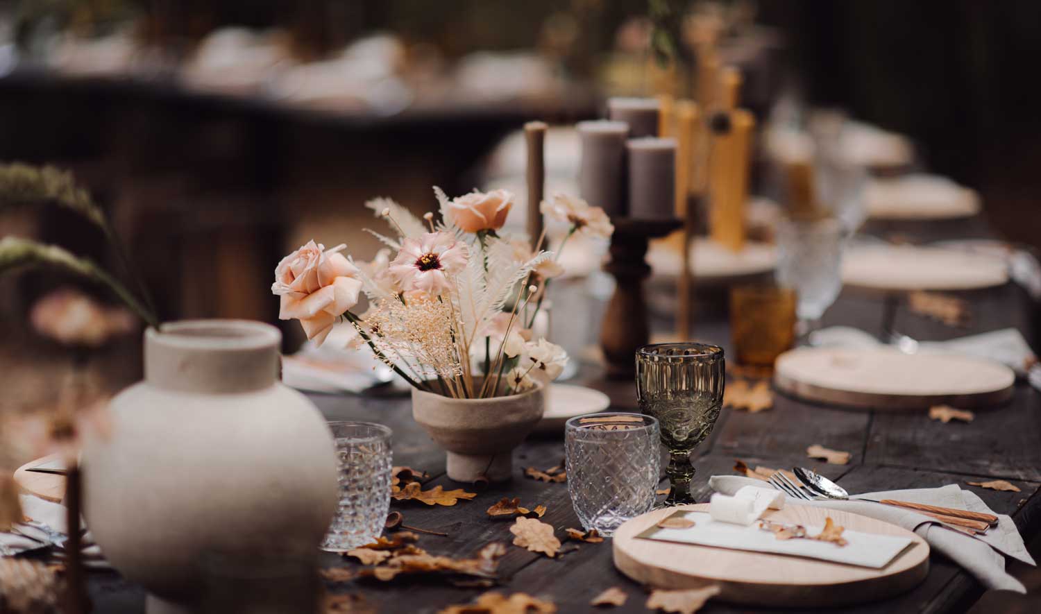 table-de-mariage-magnifiquement-concue-dans-la-foret